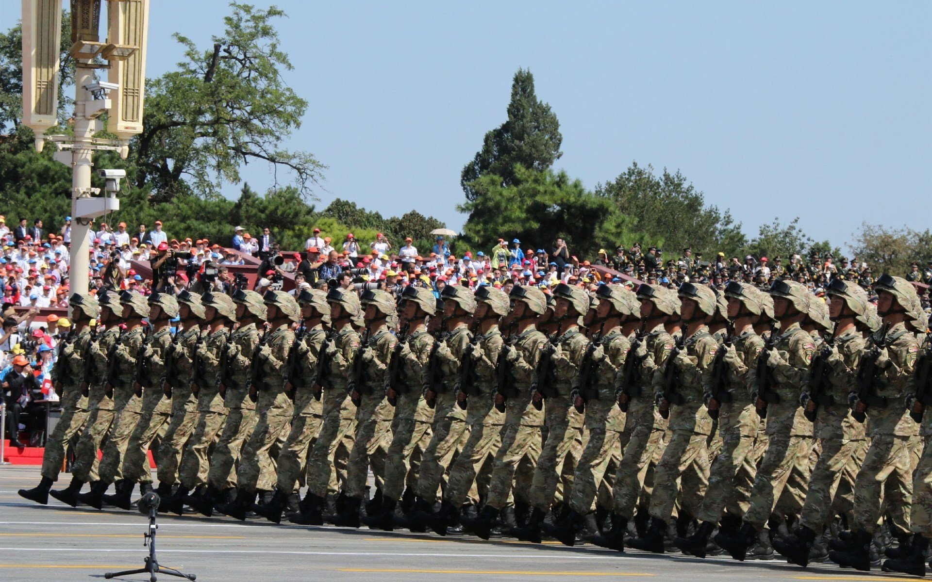 托桑·埃夫布奥姆万在NBA常规赛中首次亮相,埃托奥和布冯相视一笑