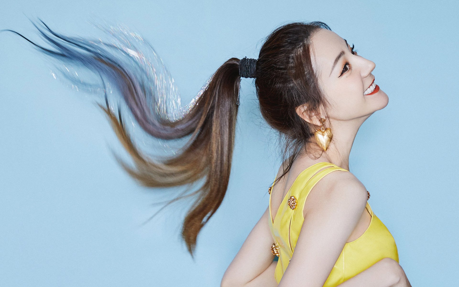 故乡之战备受瞩目，球员斗志高昂，故乡之路简谱