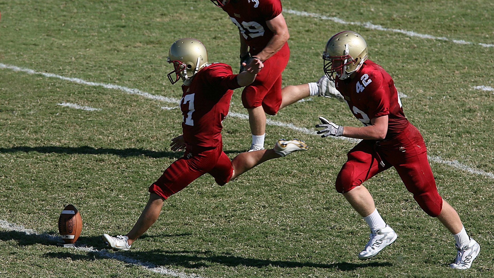 “青少年足球公益活动持续火热，开启青春梦想”，青少年公益足球计划
